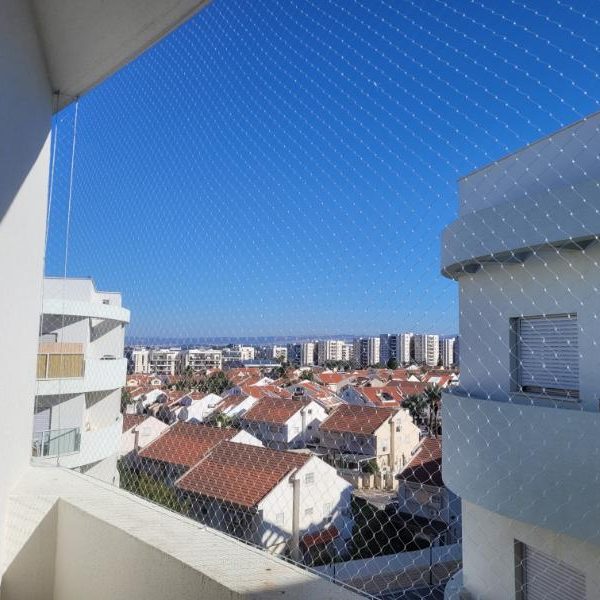 התקנת רשת נגד יונים: פתרון יעיל להרחקת יונים ממסתור כביסה